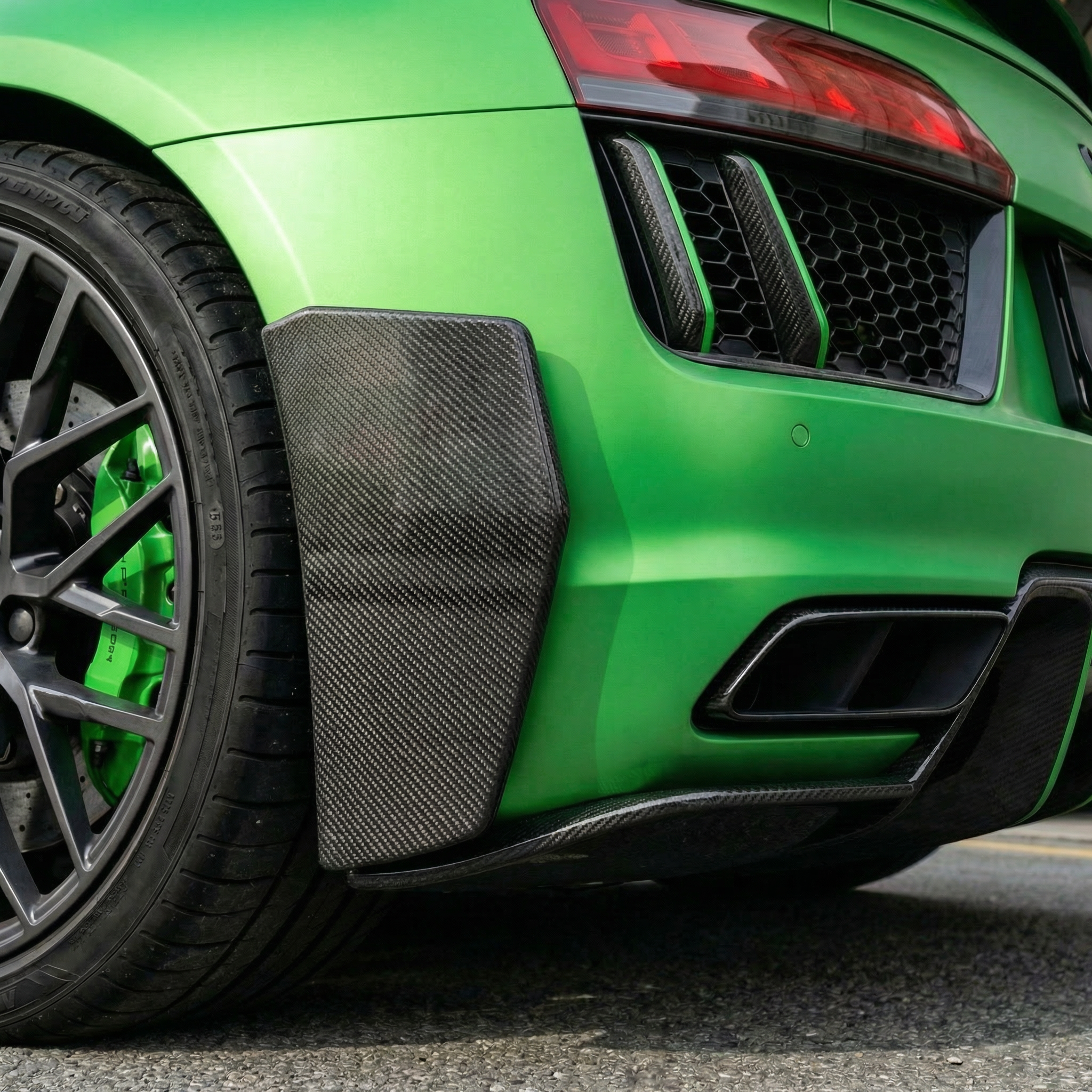 DOKŁADKI/LOTKI ZDERZAKA TYLNEGO CARBON AUDI R8 4S - Image 4